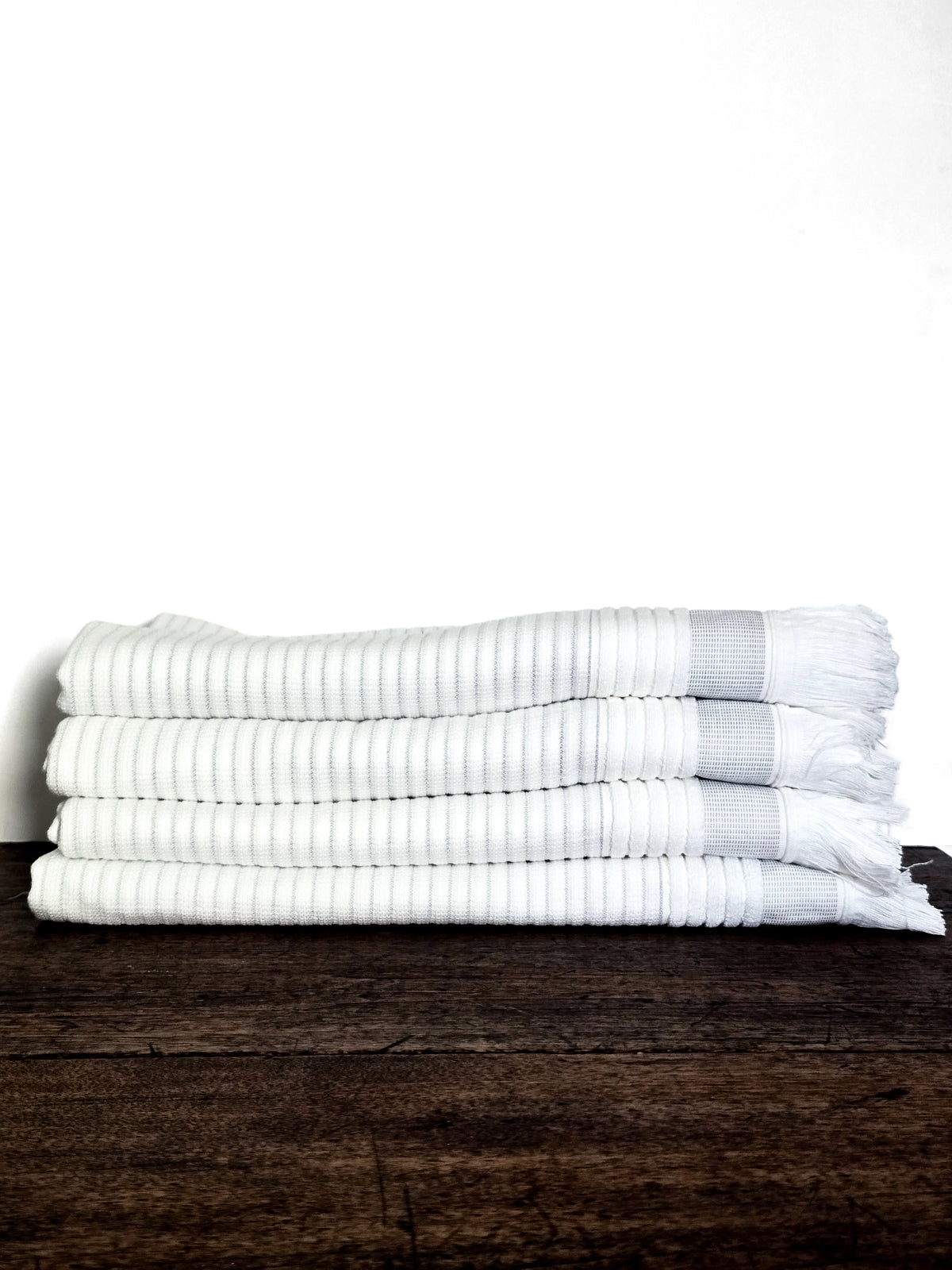 Linge de maison _ Serviette de bain _ Blanche, rayures fines gris clair