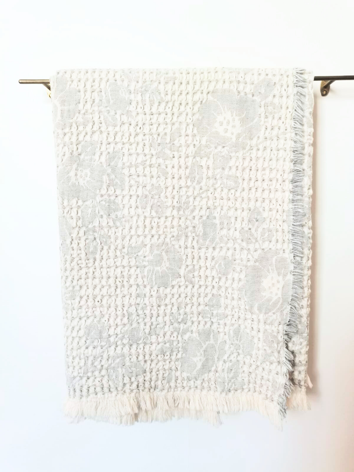 Linge de maison _ Jeté ivoire et gris pâles ligné (Portugal)