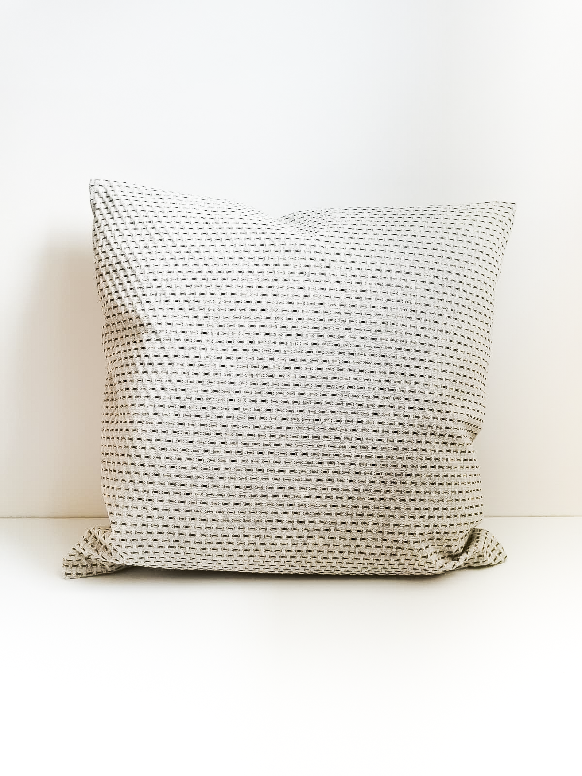 Coussin de Grèce _ Beau tissé écru tiret noir