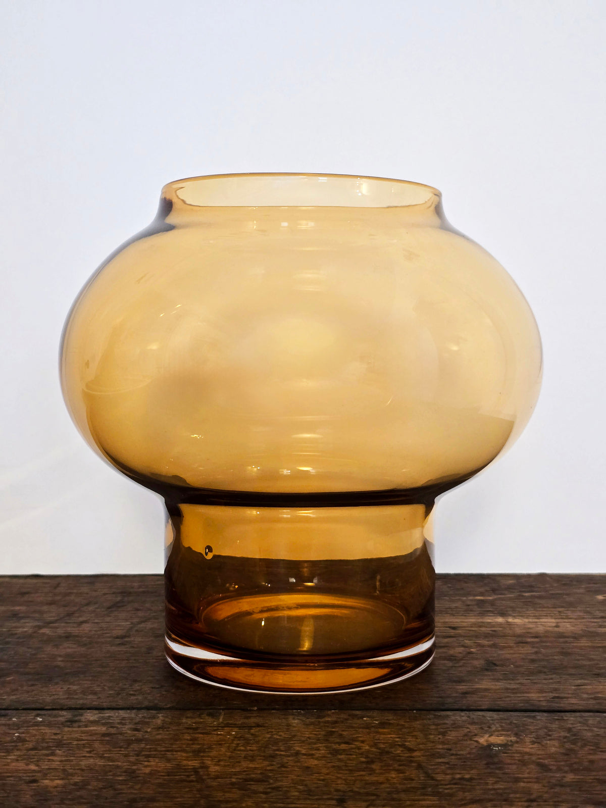 Accessories - Amber glass spherical vase on a stand