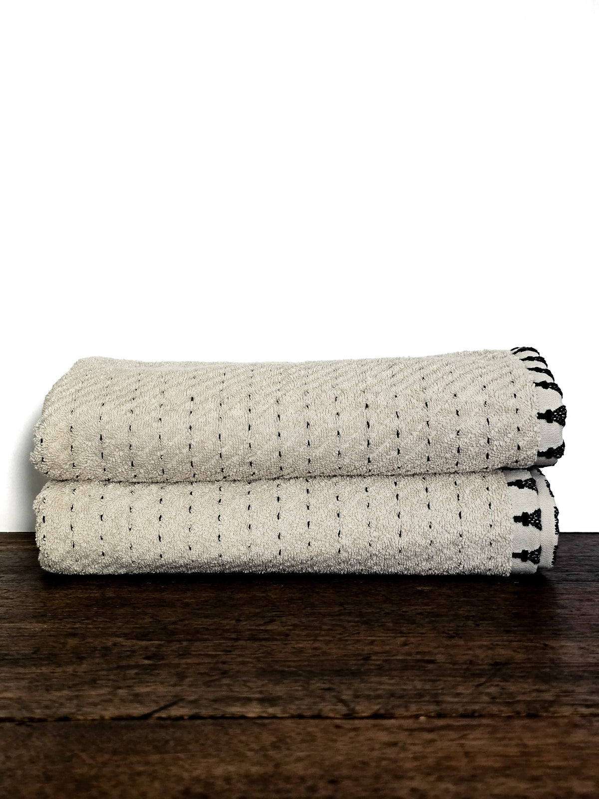 Linge de maison _ Serviette de bain _ Beige, détails noirs