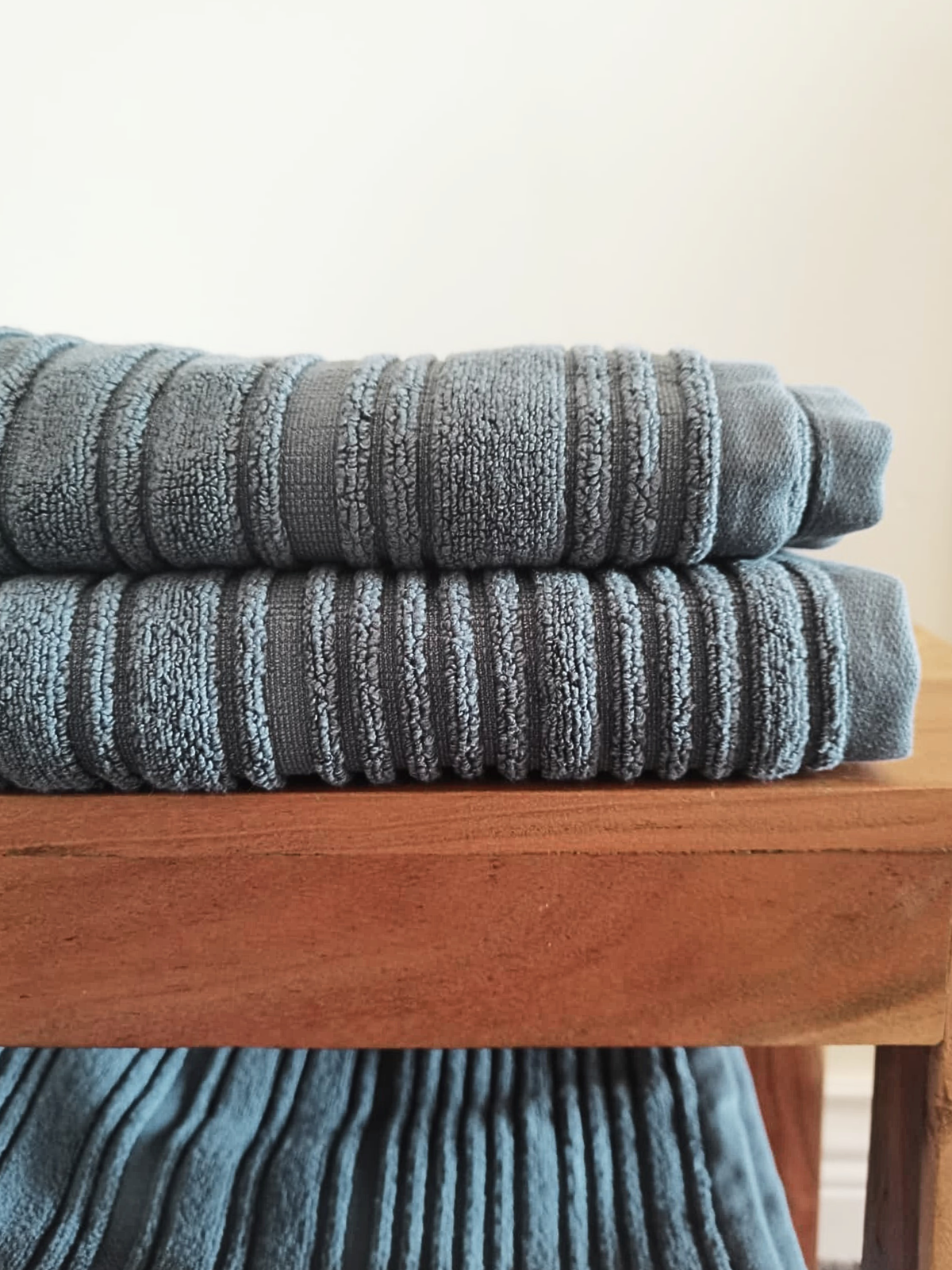 Linge de maison _ Serviette de bain _ Gris foncé relief rayé