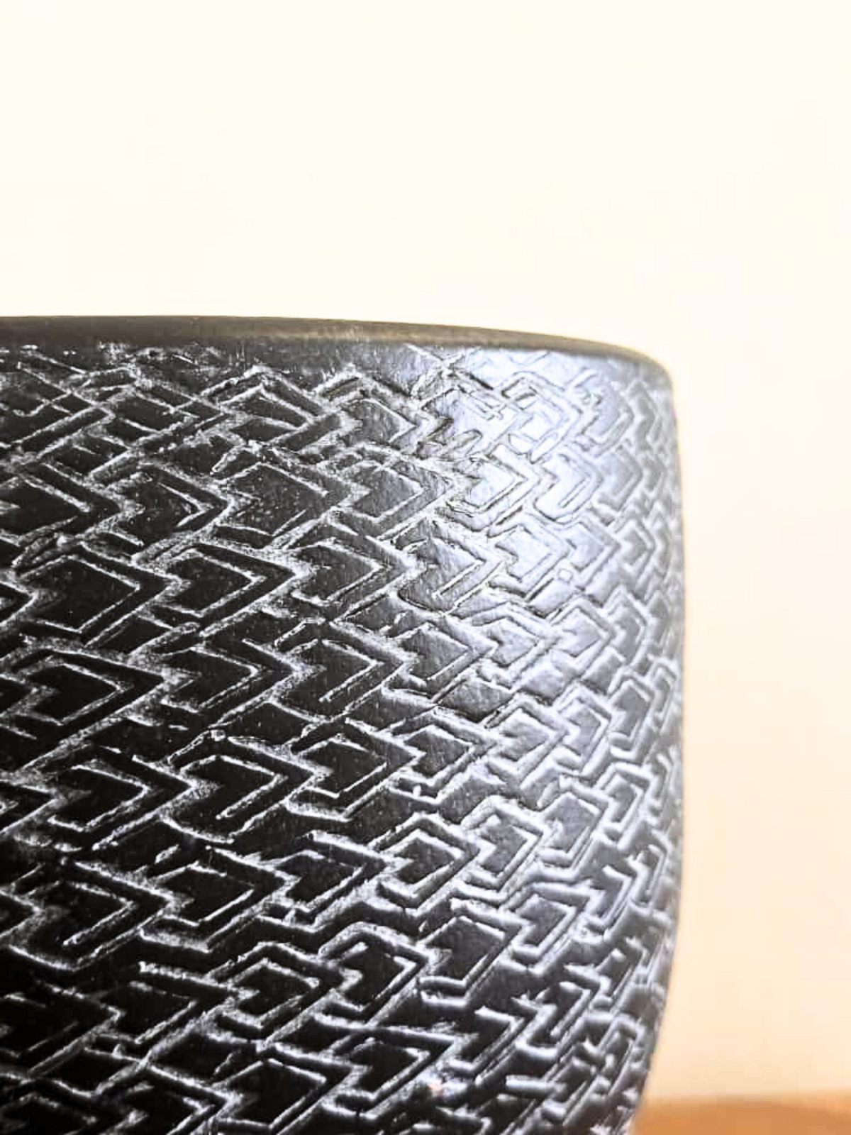 Accessoires _ Cache-pot noir à motifs géométriques