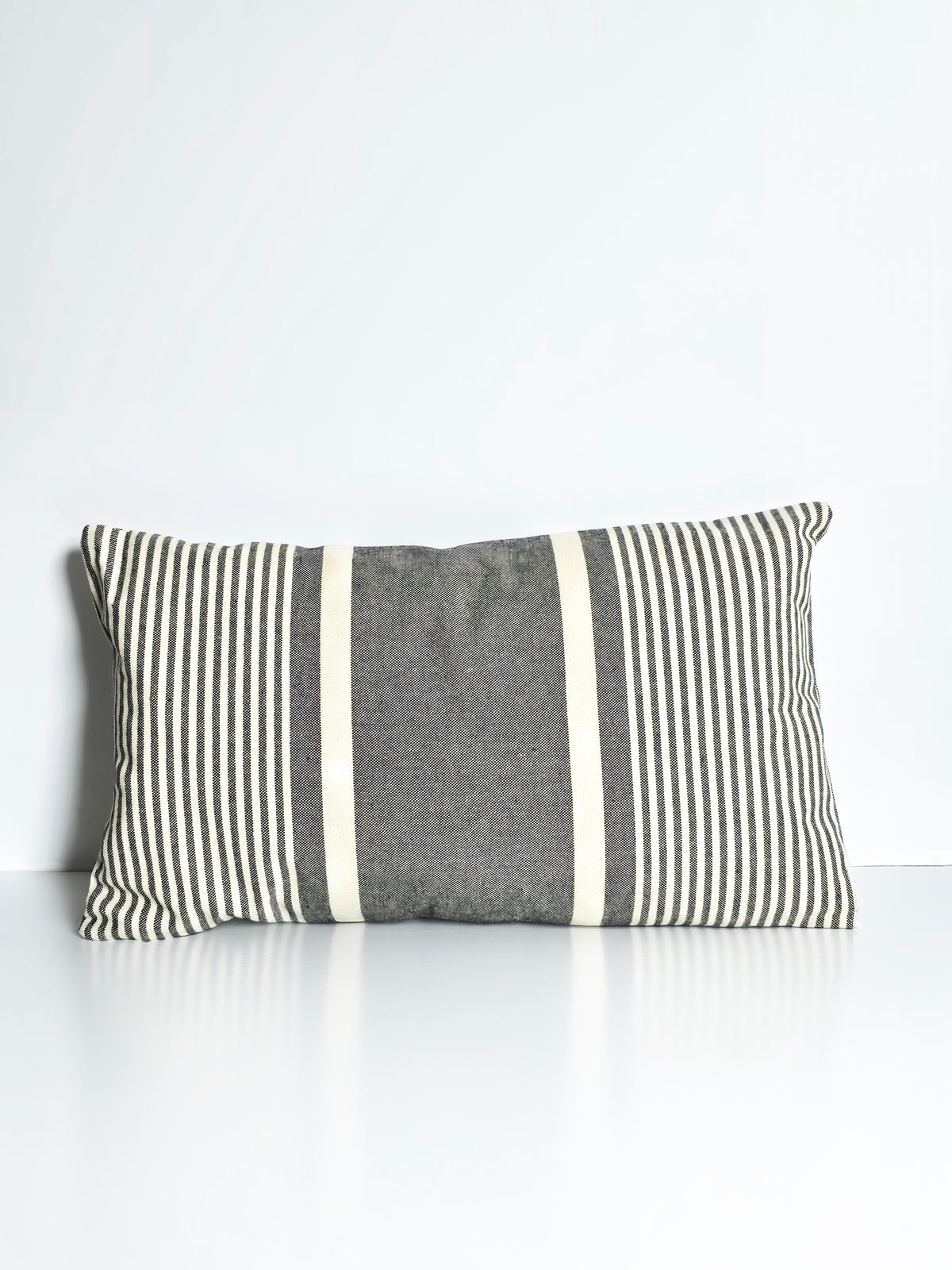 Coussin de Grèce _ Beau canva gris ligné bande _ 12 x 20