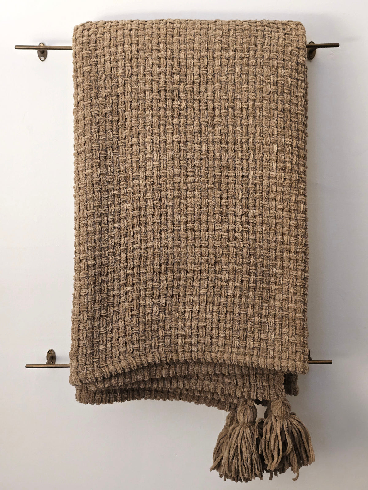 Home linens - Brown throw with pompom