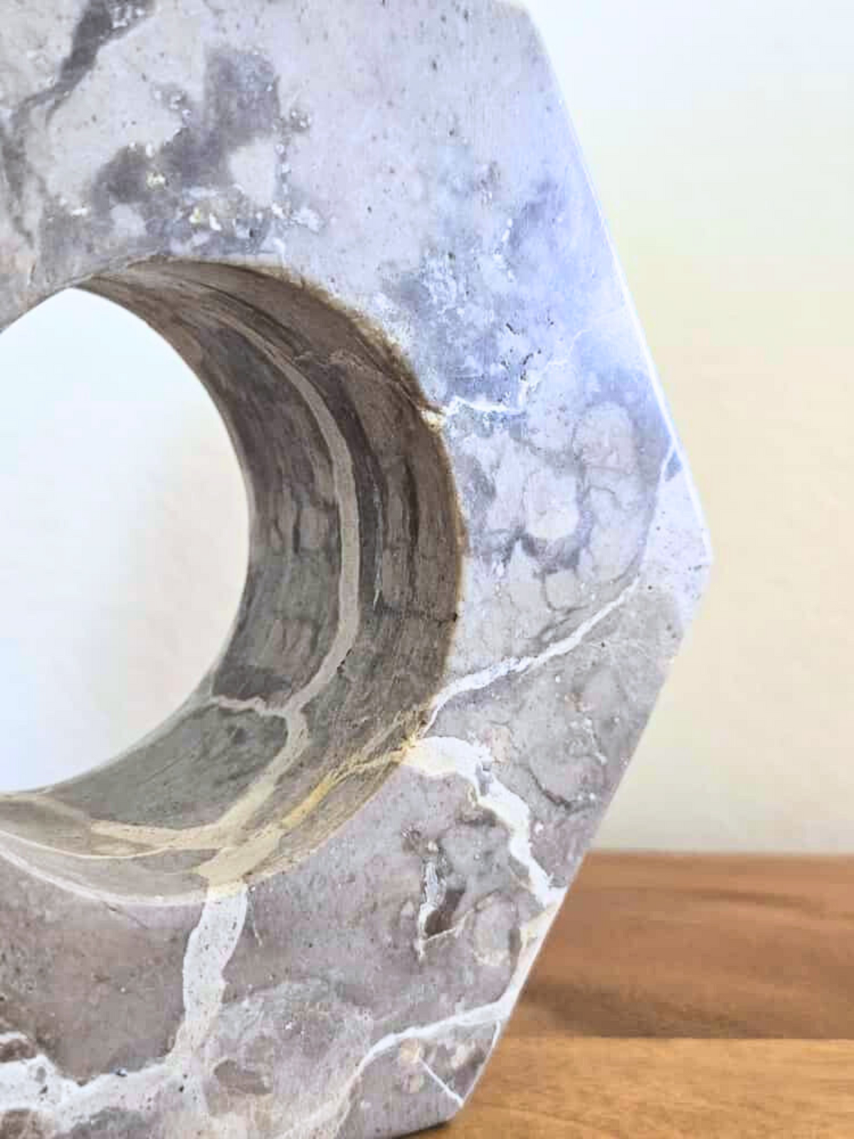 Accessoires _ Élément hexagonal décoratif en marbre gris