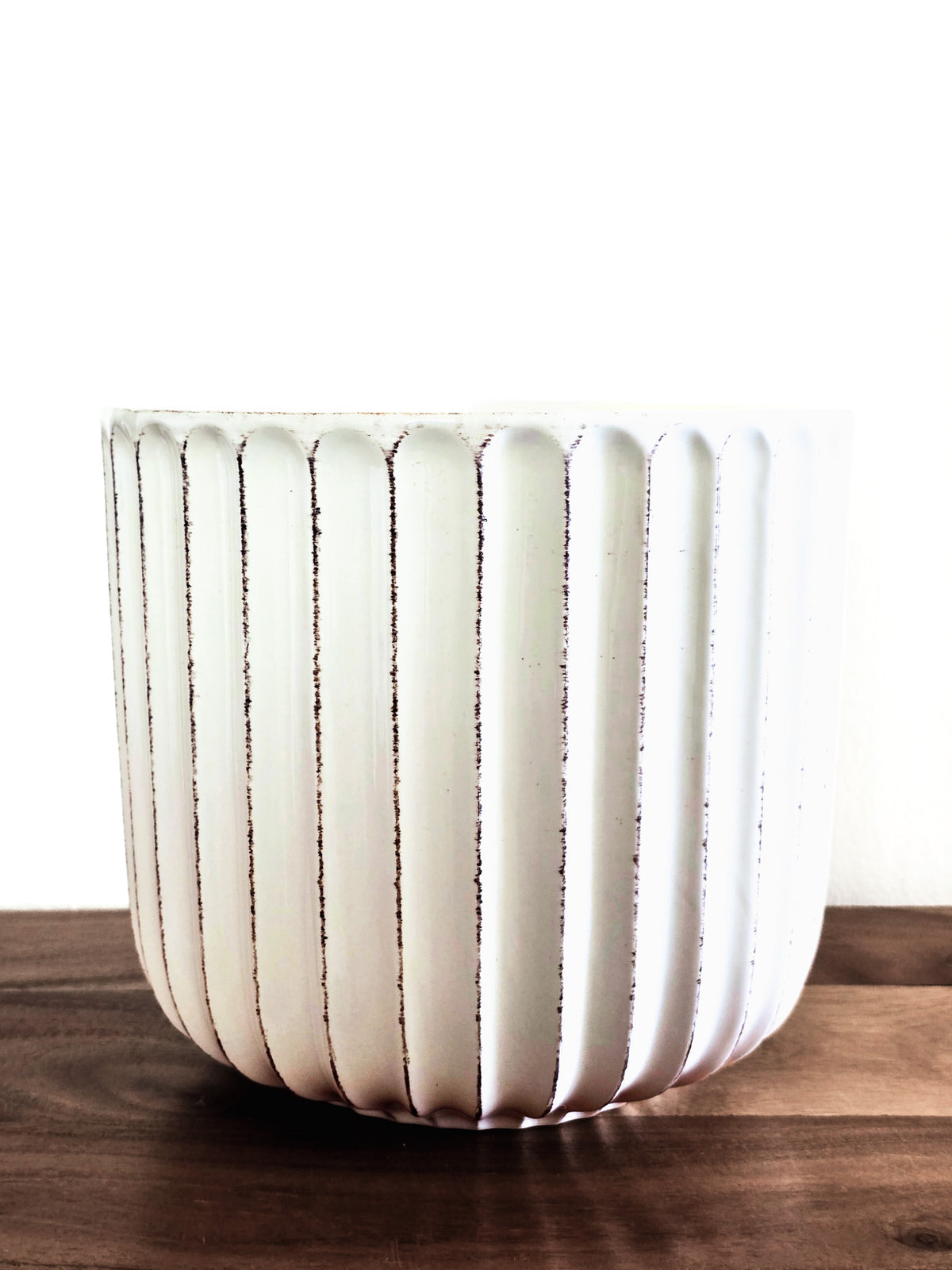 Accessoires _ Cache-pot blanc à lignes marrons