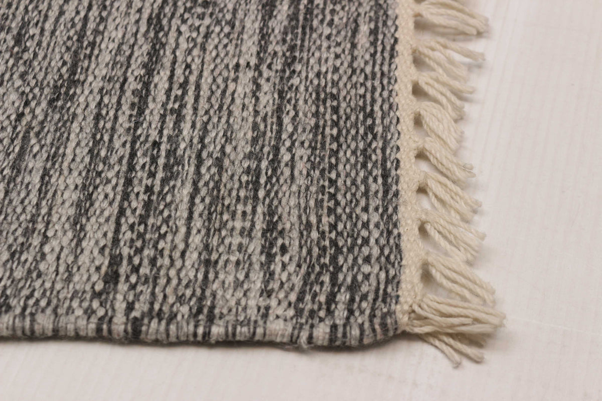 Tapis _ Beau Kilim Noir-Gris (4'11" x 7'10")