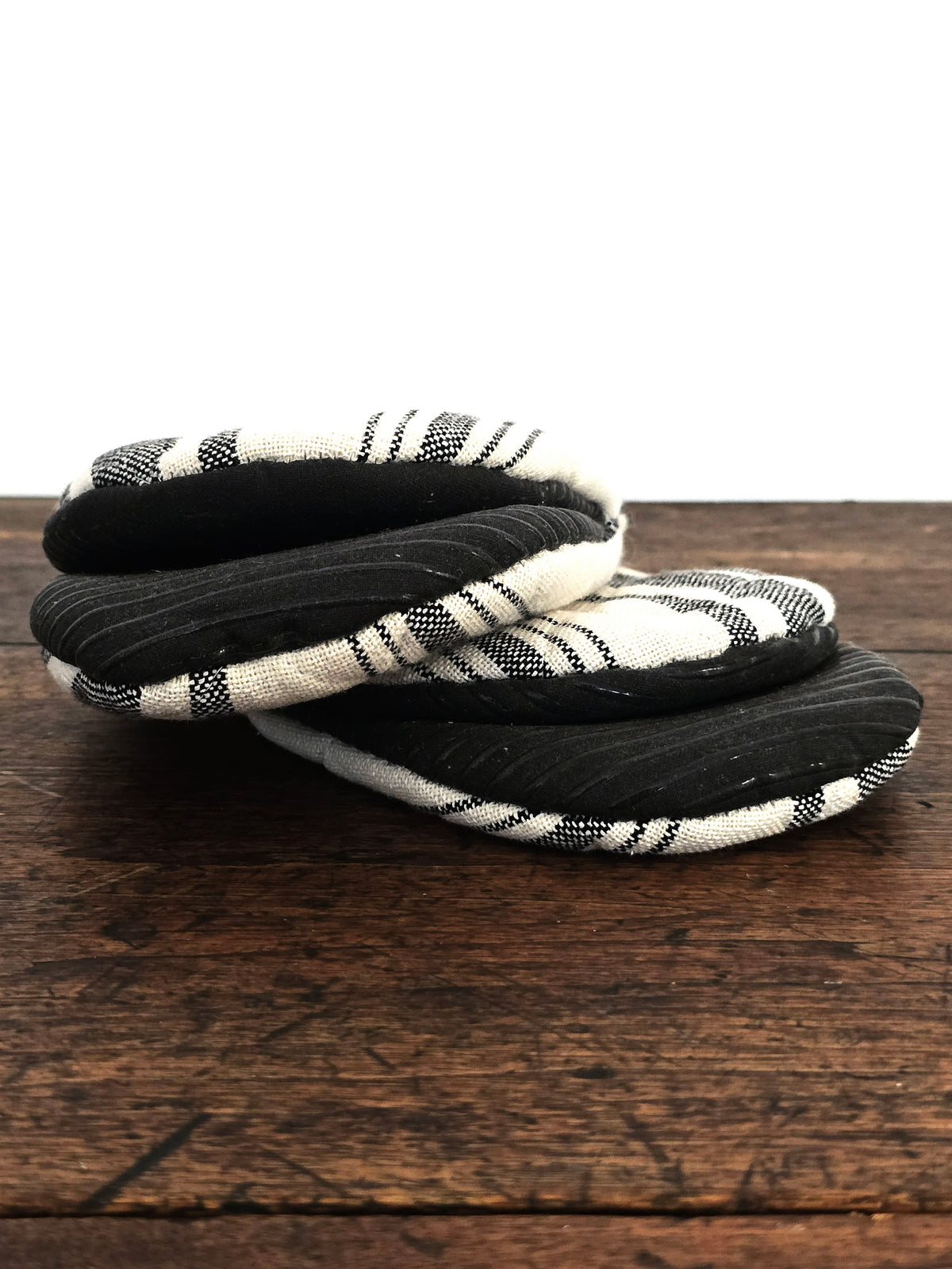 Dishes - Small beige and black oven mitts