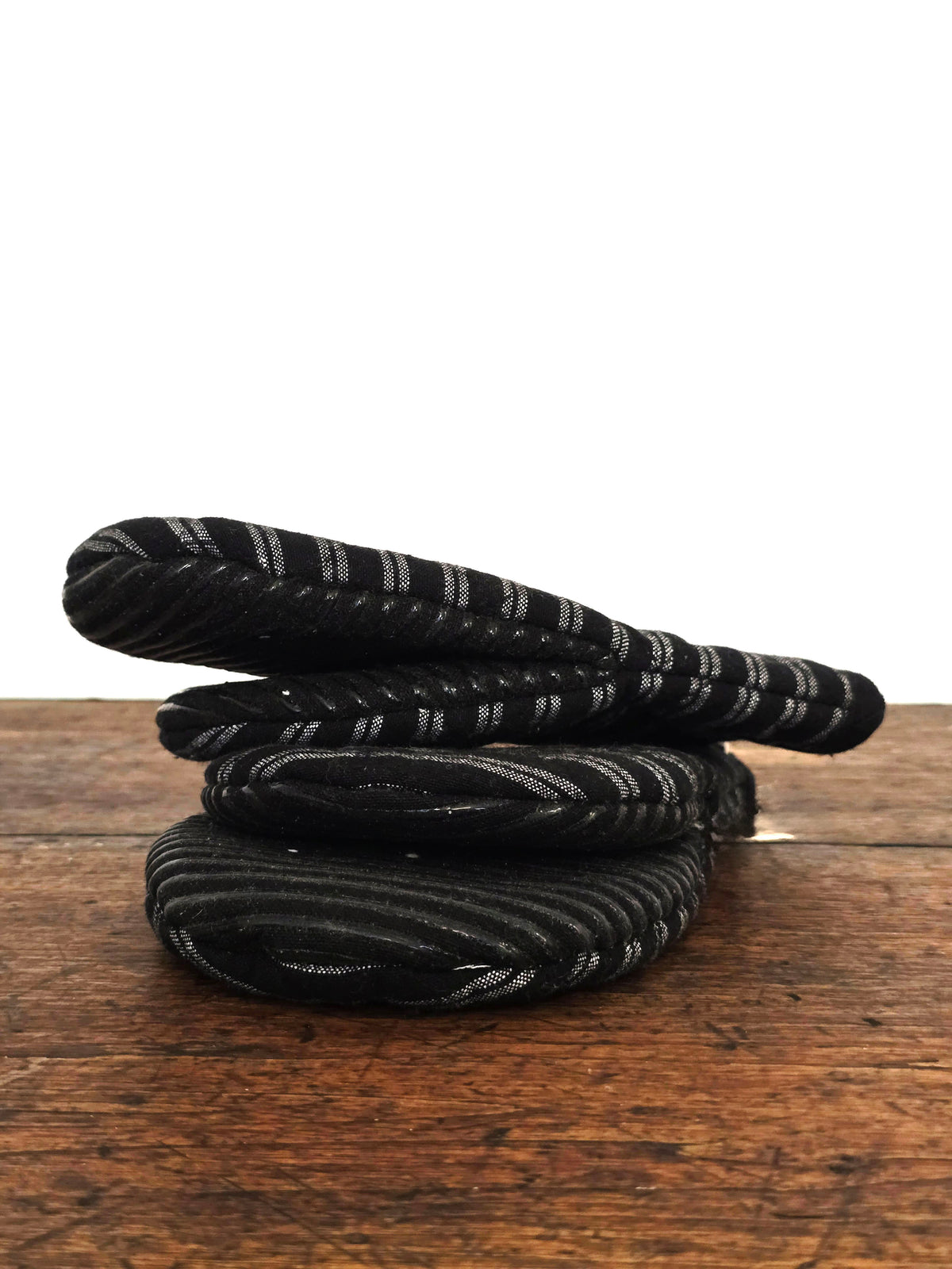 Dishes - Small black mittens - Grey stripes
