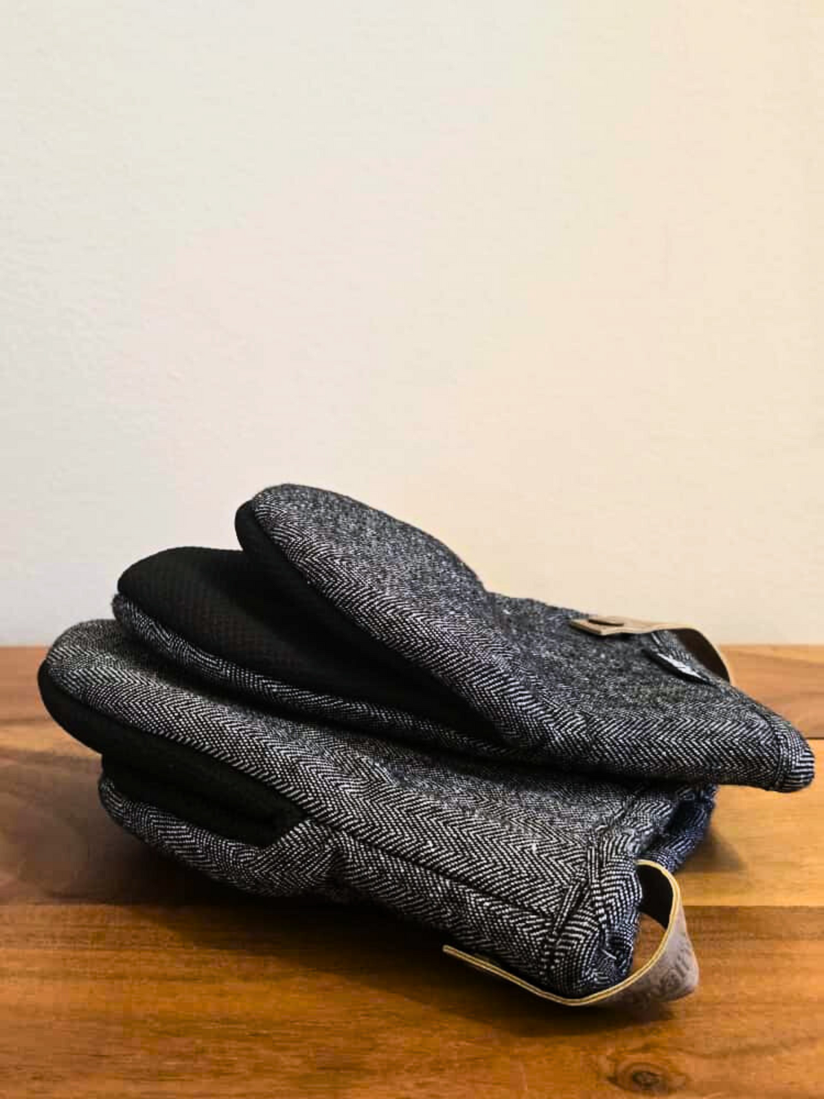 Dishes _ Small black or gray oven mitts