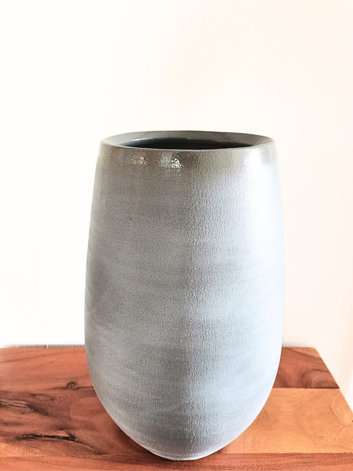 Accessoires _ Vase de grès gris texturé