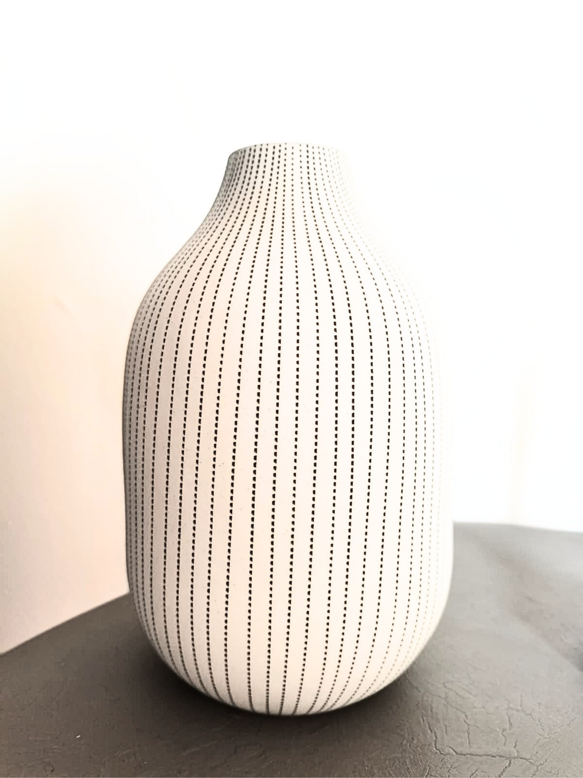 Accessoires _ Vase _ Grès écru avec fin pointillé gris foncé