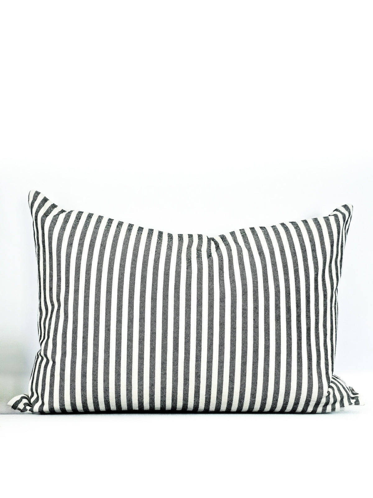 Coussin de Grèce _ Beau rayé noir et blanc _ 16 x 24