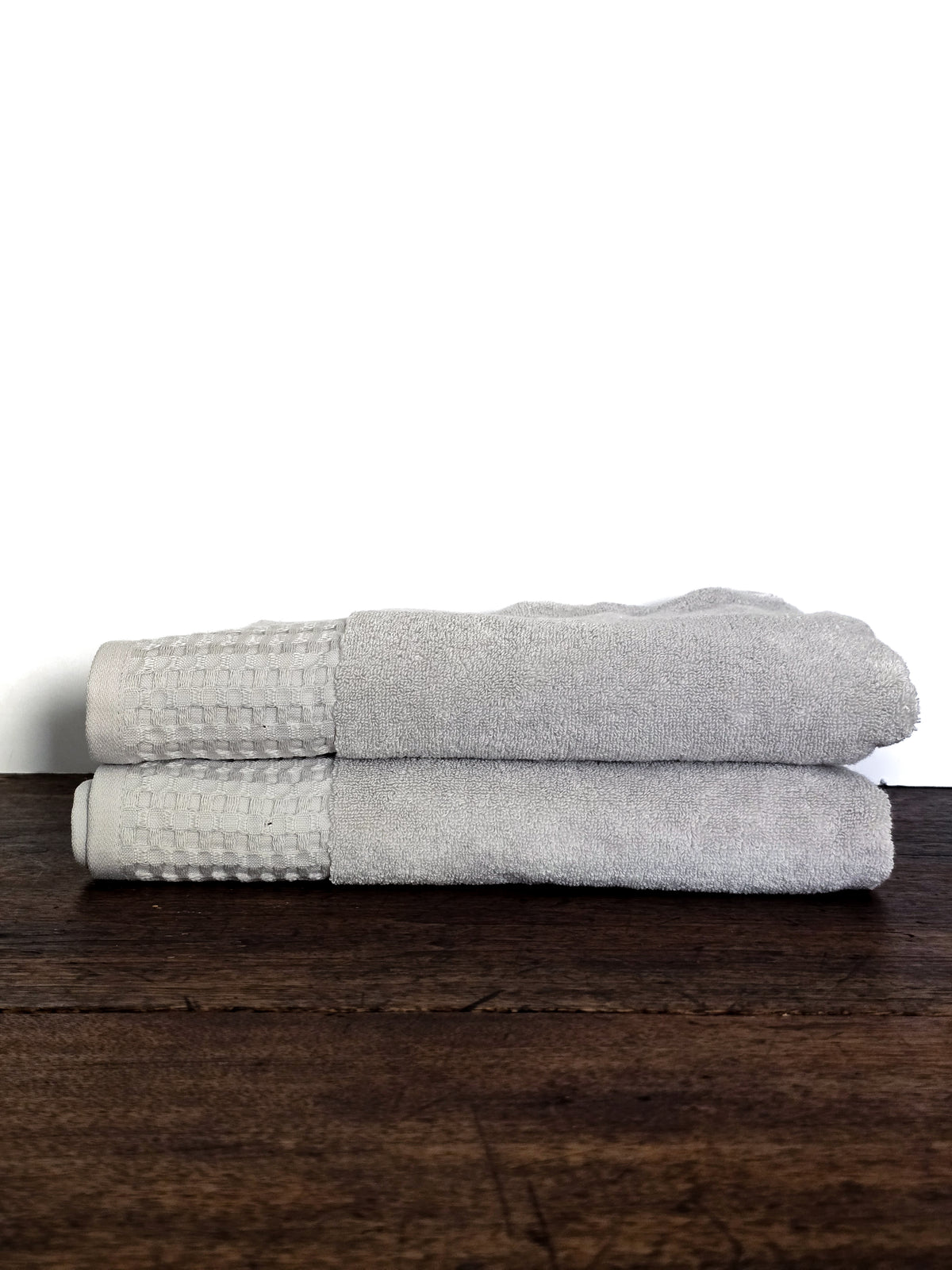 Linge de maison _ Serviette de bain _ Gris clair, détails nid d'abeille