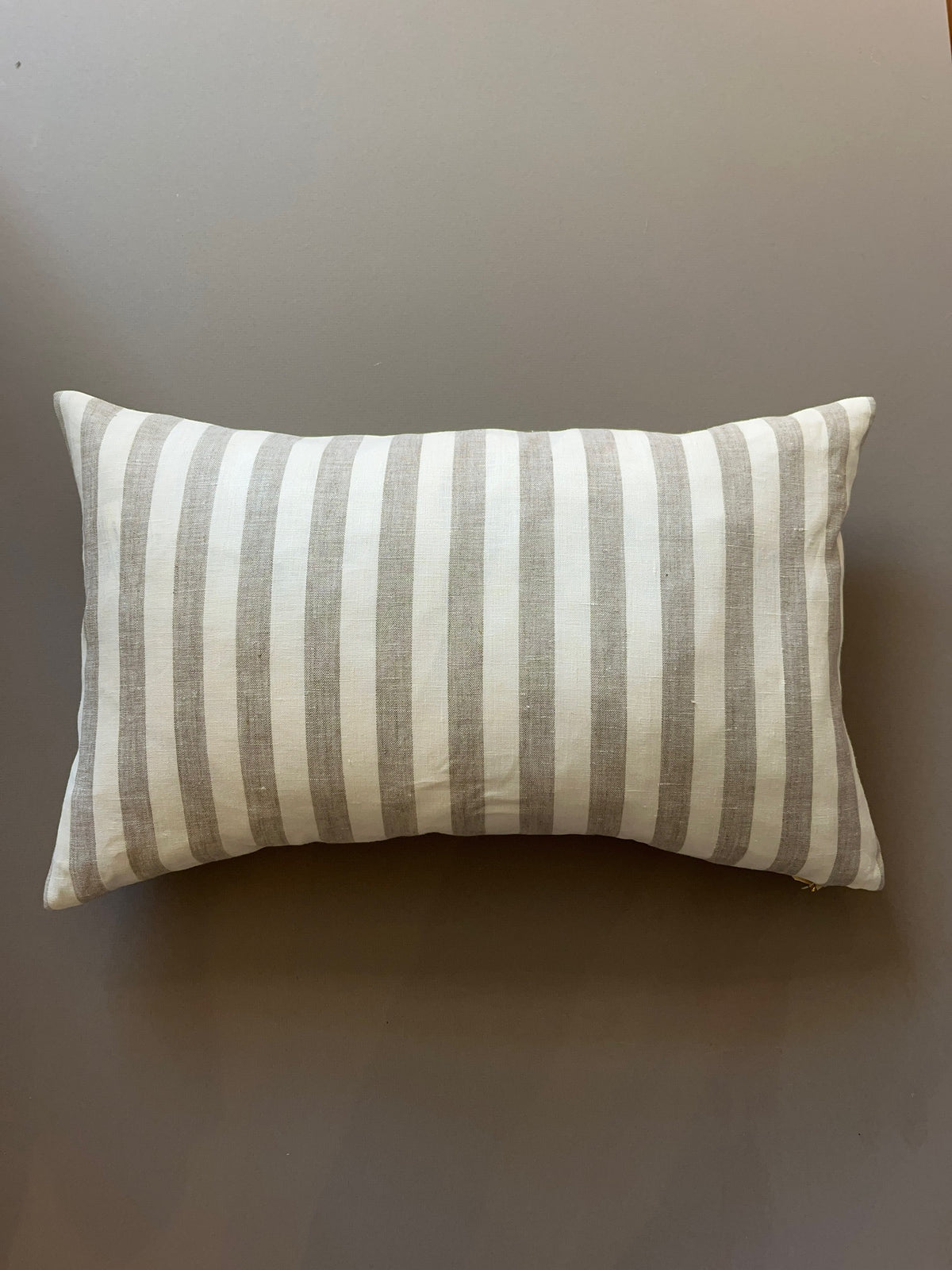 Coussin de Grèce _ Beau rayé taupe _ 16 x 24
