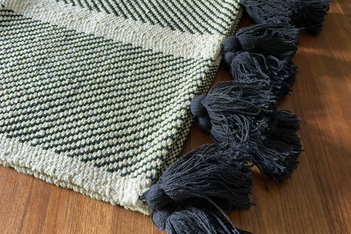 Rug _ Small _ Black-ecru (20 x 31)